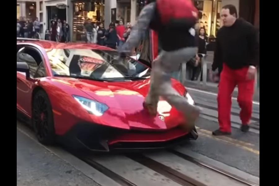 Του πάτησε την Lamborghini και τον πάτησε κάτω… (+videos)