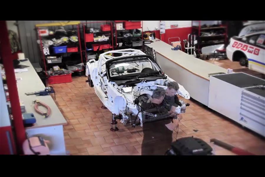 Η χειροποίητη κατασκευή της BMW Z4 GT3 (+video)
