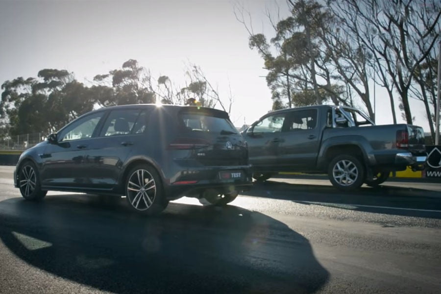 VW Amarok V6 TDI ρίχνει καρότσες σε Golf GTD (video)