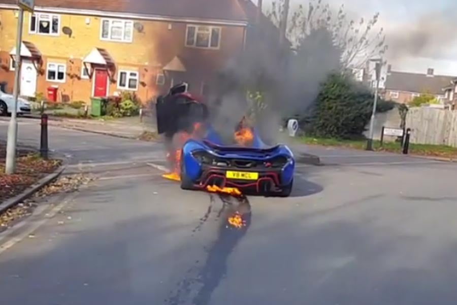 McLaren P1 βάζει φωτιά στον δρόμο… Κυριολεκτικά! (+video)