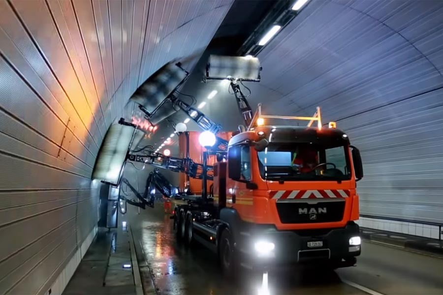 Έτσι καθαρίζουν τα τούνελ οι Ελβετοί! (+video)