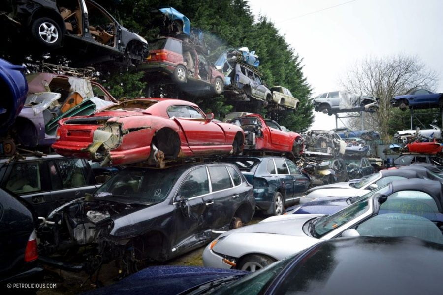 Porsche, Ferrari και άλλα supercars σαπίζουν σε κέντρο ανακύκλωσης