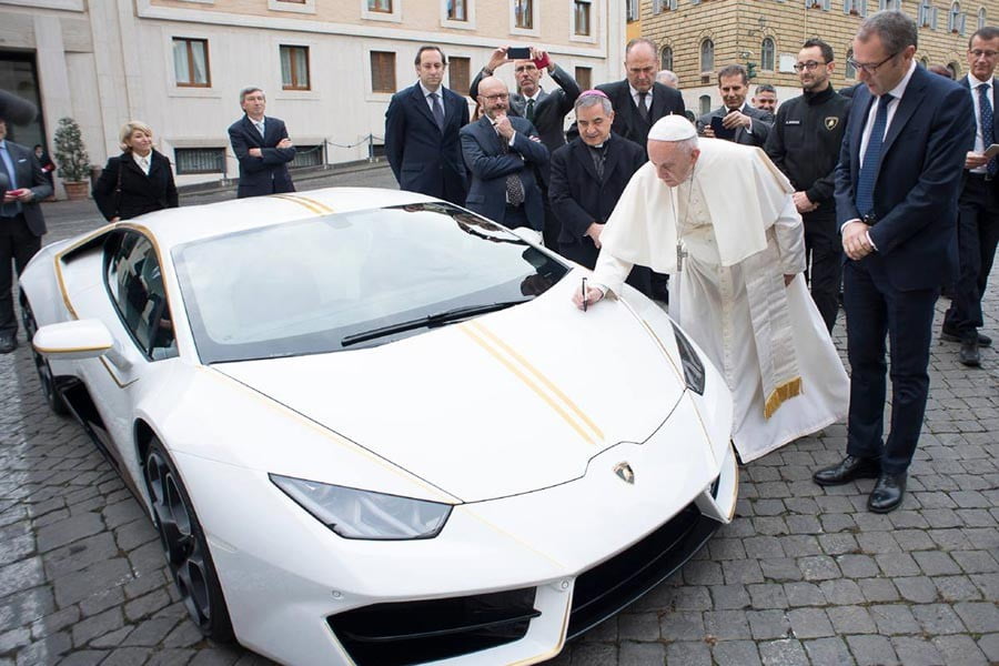«Ευλογημένη» Lamborghini Huracan από τον Πάπα