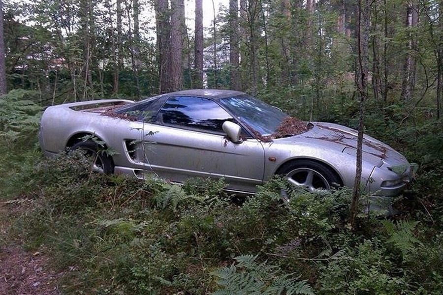 Βρέθηκε παρατημένο σε δάσος Honda NSX