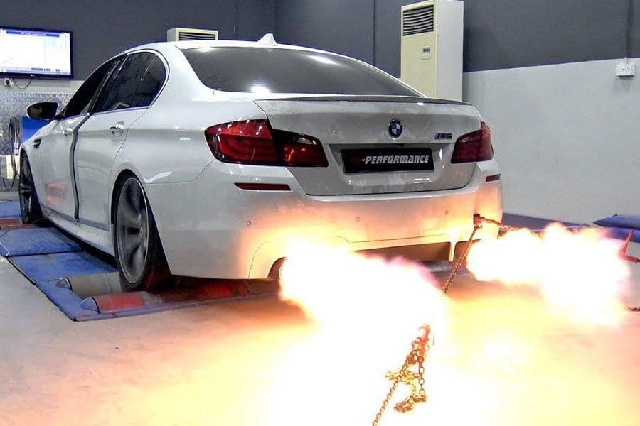 BMW M5 με 785 άλογα βάζει φωτιά στο δυναμόμετρο! (video)