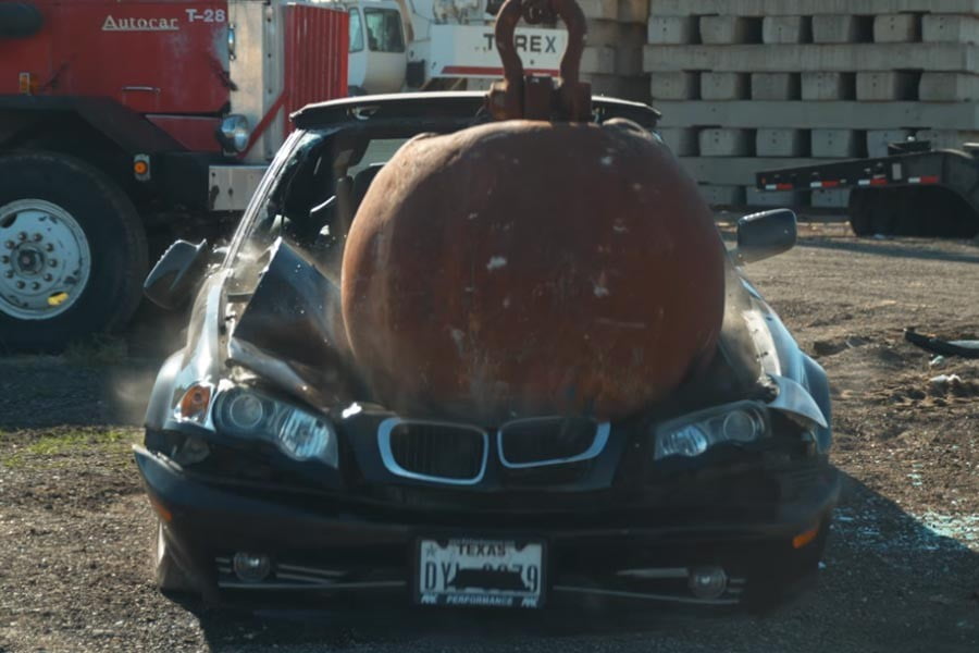 Μπάλα κατεδάφισης διαλύει BMW σε super slow motion  (+video)