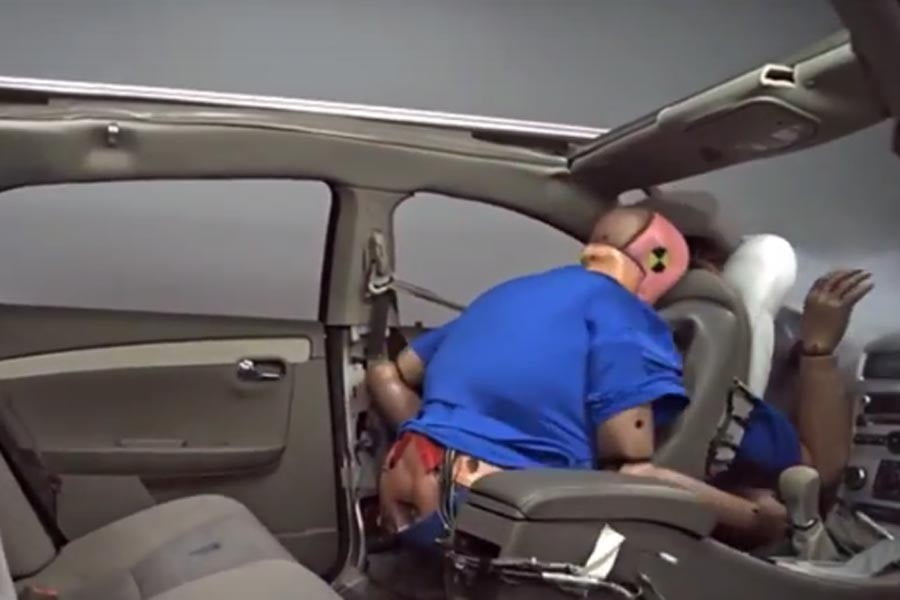 Θανατηφόρα η μη χρήση ζώνης στο πίσω κάθισμα (+video)