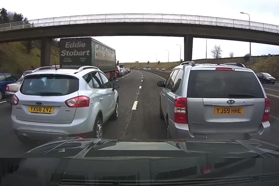 Ανεκδιήγητοι οδηγοί μπλοκάρουν αυτοκινητόδρομο (+video)