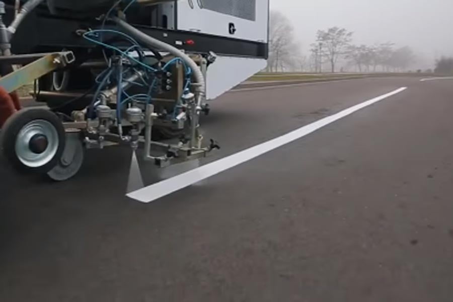 Απίστευτο μηχάνημα για διαγράμμιση δρόμων (+video)