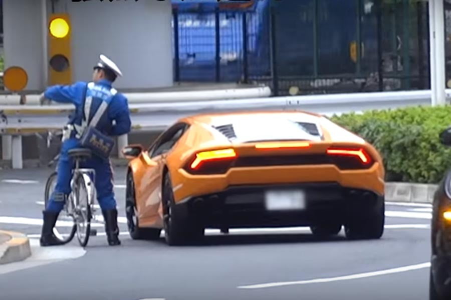 Lamborghini πέρασε κόκκινο και την καταδίωξε αστυνόμος σε ποδήλατο (+video)