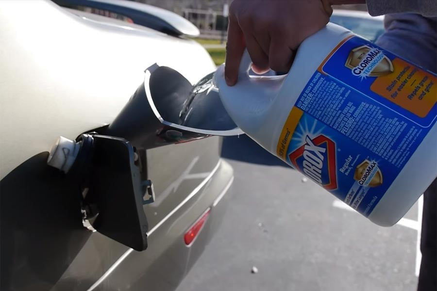 Έβαλε χλωρίνη αντί για βενζίνη στο αυτοκίνητο (+video)