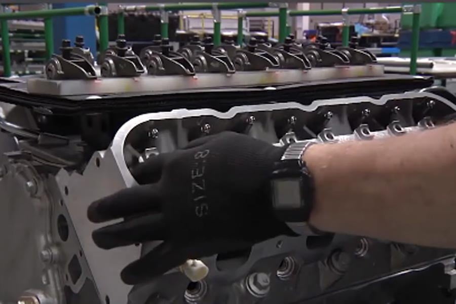Έτσι κατασκευάζεται ο κινητήρας V8 της Corvette (+video)