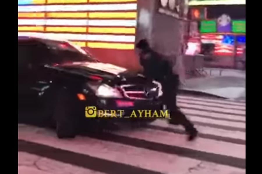 Mercedes πατάει αστυνομικό στην Νέα Υόρκη (+video)