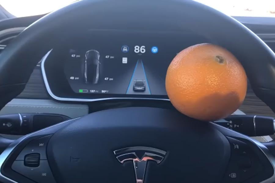 Έβαλε πορτοκάλι στο τιμόνι του αυτοκινήτου του και… (+video)
