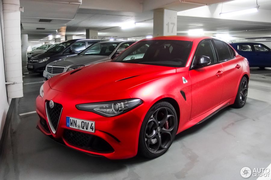 Κολασμένη ματ κόκκινη Alfa Romeo Giulia Quadrifoglio