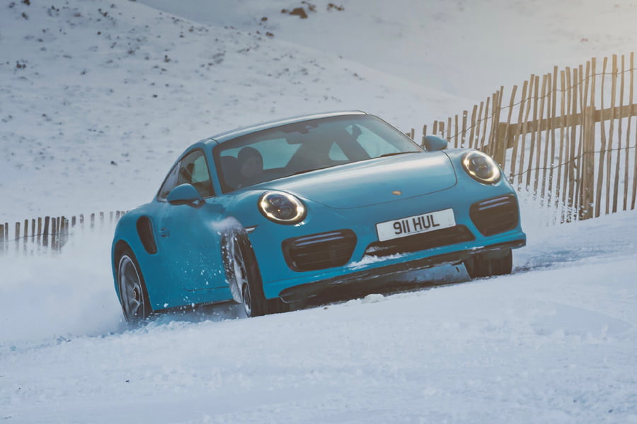 Η Porsche 911 Turbo S σε χιονοδρομικό για… να μάθει! (+video)