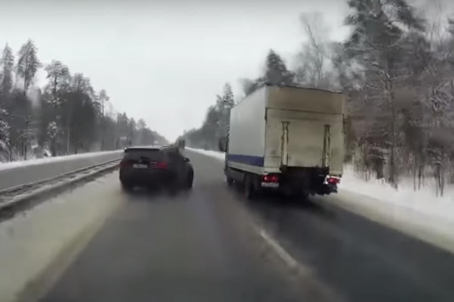 Τραγικός οδηγός BMW X5 «εξολοθρεύει» φορτηγό! (+video)