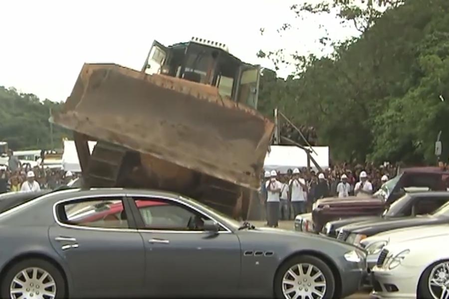 Αμαρτωλά… αυτοκίνητα ενός εκατομμυρίου καταστρέφονται (+video)