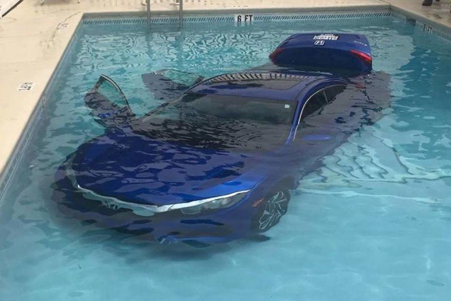 Πάρκαρε το νέο Honda Civic της σε… πισίνα!