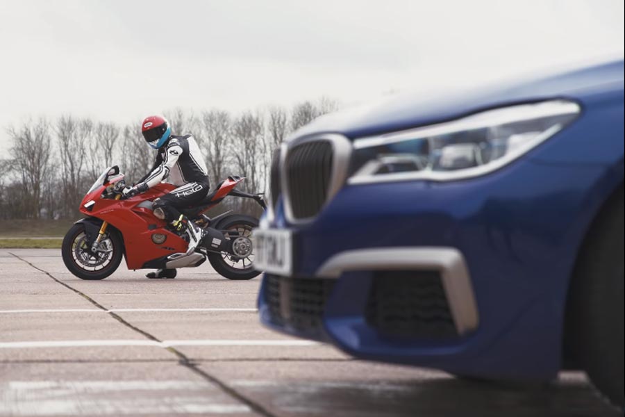 Απίθανη κόντρα: BMW M760Li vs Ducati Panigale (+video)