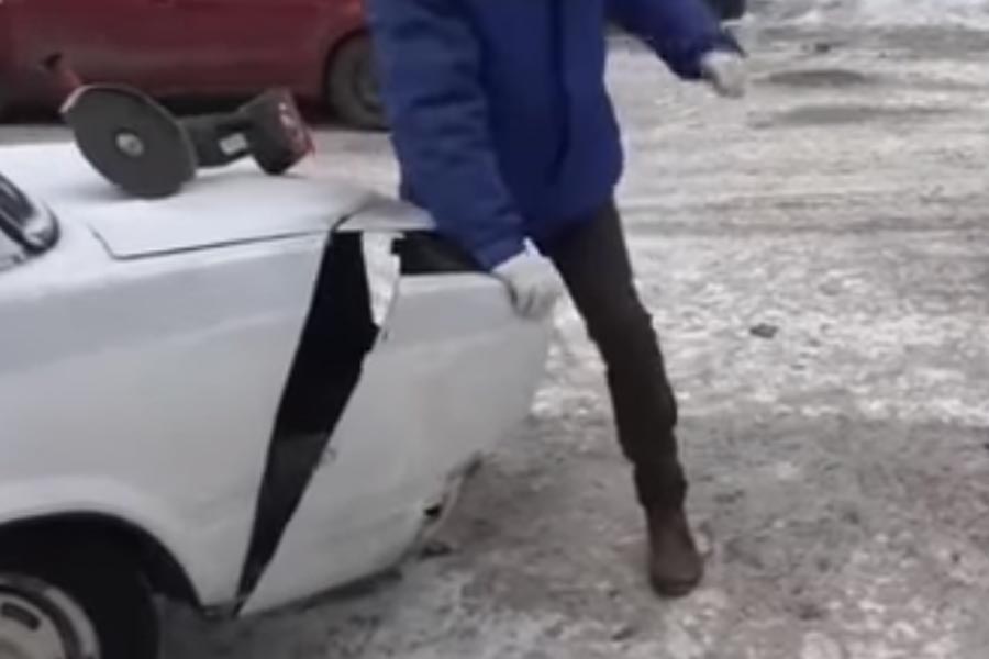 Του έκοψε το Lada για να χωρέσει στο παρκάρισμα (+video)