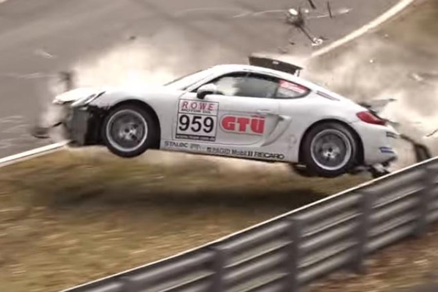 Πετάει… πετάει, η Porsche Cayman GT4 (+video)