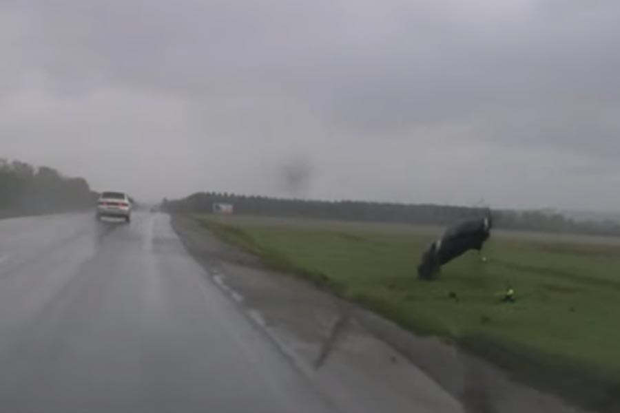 Ο λάθος τρόπος να οδηγείς στην βροχή… (+video)