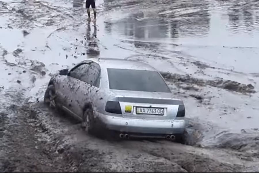 Παλιό Audi A4 ξεφτιλίζει κόσμο στη λάσπη! (+video)