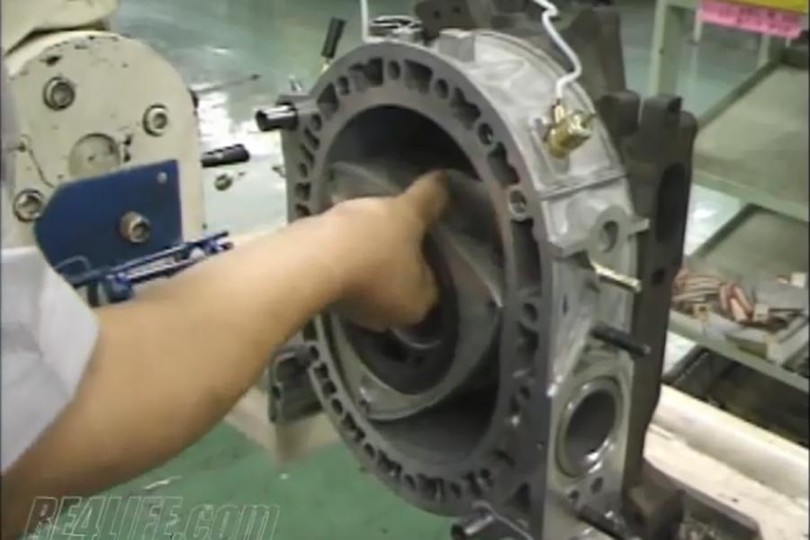 Η χειροποίητη κατασκευή του Wankel της Mazda (+video)