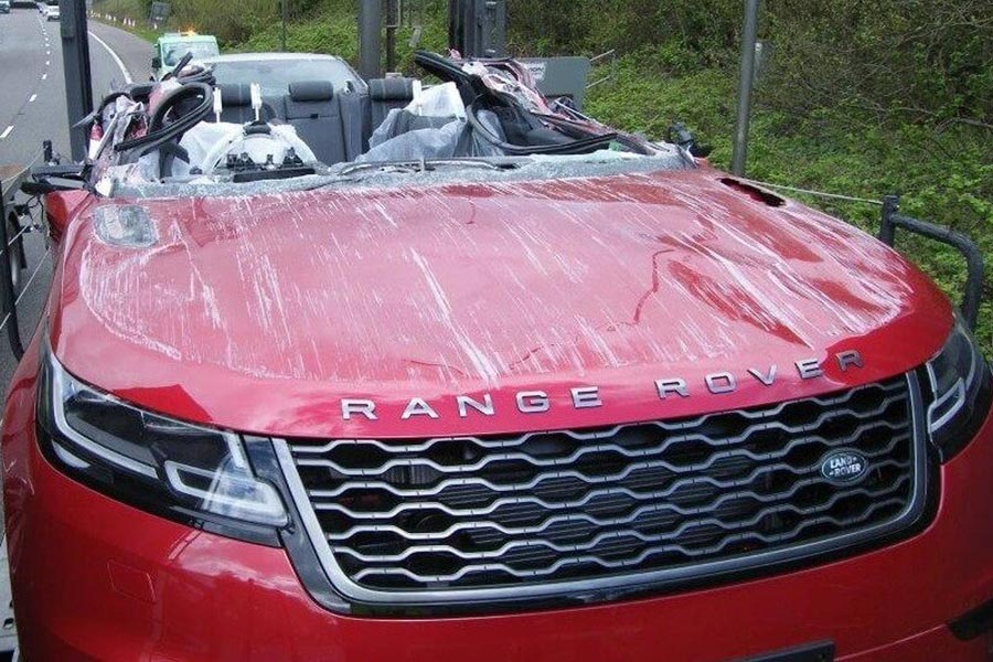 Οδηγός φορτηγού «κούρεψε» ολοκαίνουργιο Range Rover Velar
