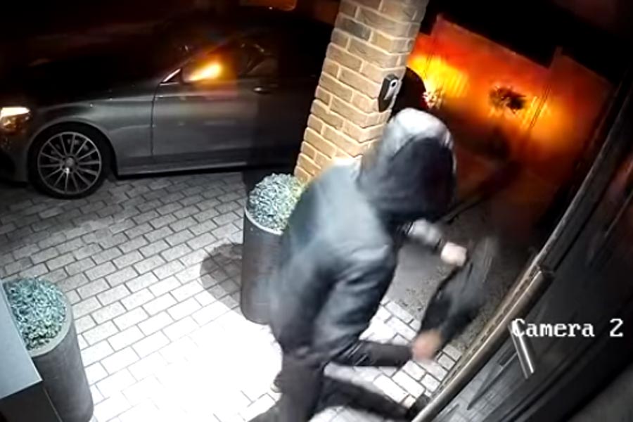 Κλέβουν Mercedes σε δευτερόλεπτα (+video)