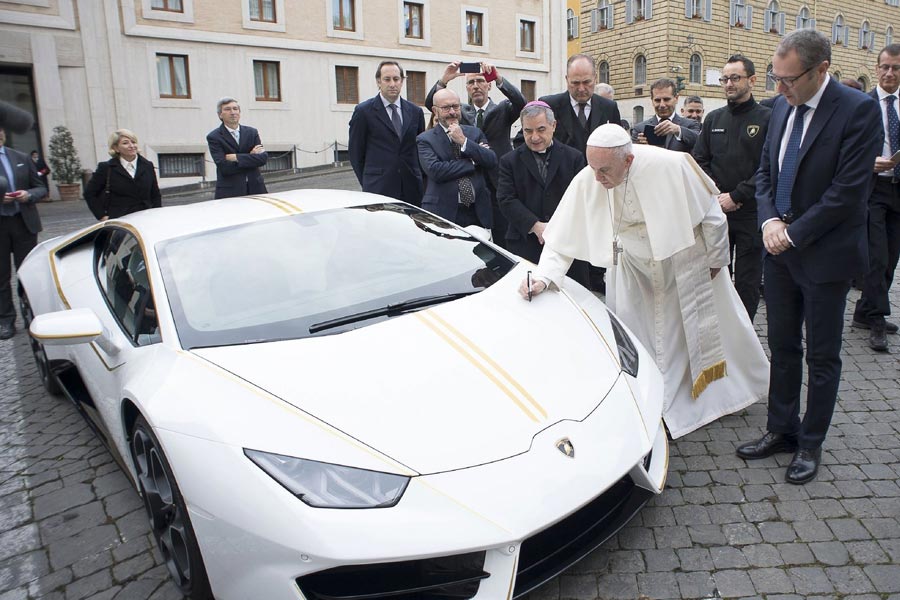 Στο σφυρί η… ευλογημένη από τον Πάπα Lamborghini Huracan
