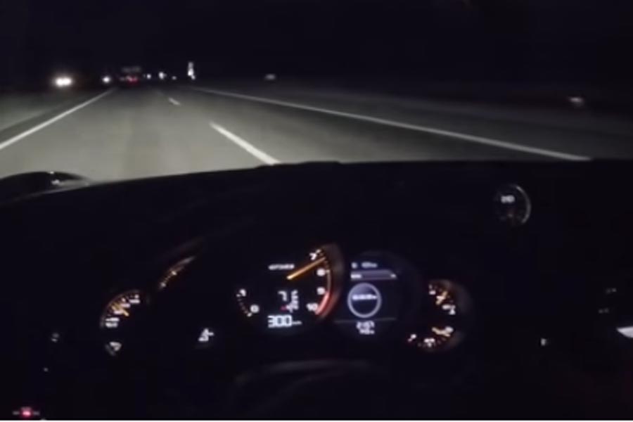 Porsche 911 300ρίζει στο σκοτάδι (+video)