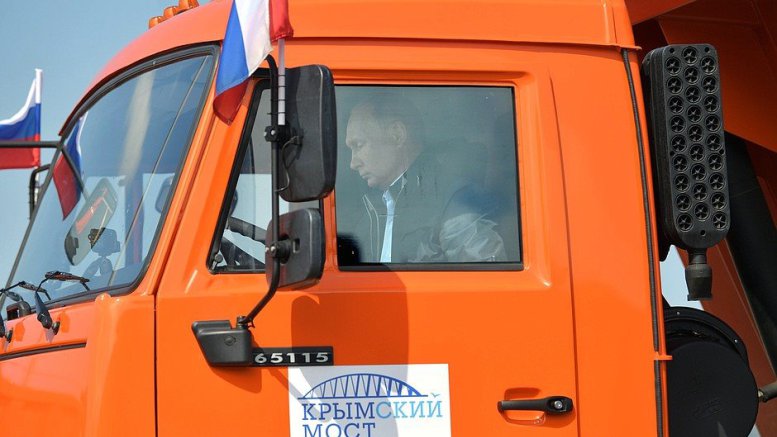 Ο Πούτιν σε νέες περιπέτειες με φορτηγό (+video)