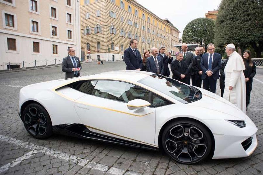 Έσπασε τα ταμεία η… θεϊκή Lamborghini Huracan του Πάπα!