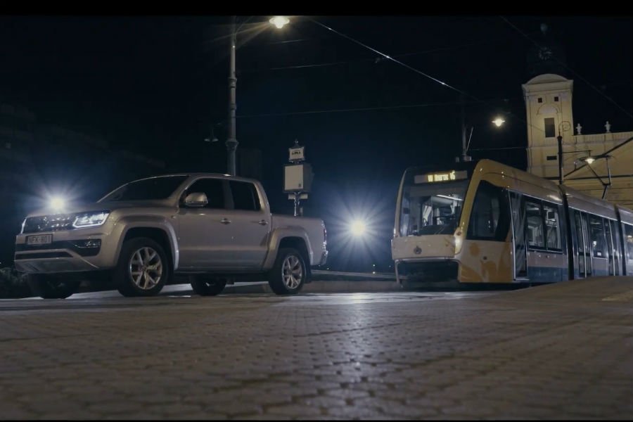 VW Amarok πάει βόλτα τραμ