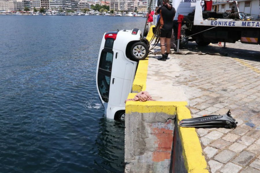 Aυτοκίνητο έπεσε στο λιμάνι της Καβάλας (+video)