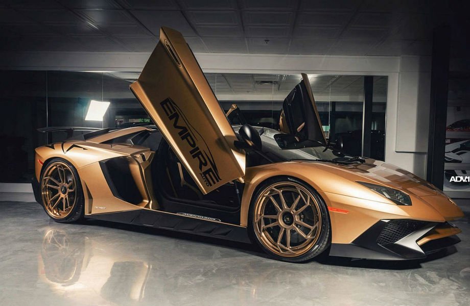 Βελτιωμένη χρυσαφί Lamborghini Aventador SV μας «θαμπώνει»