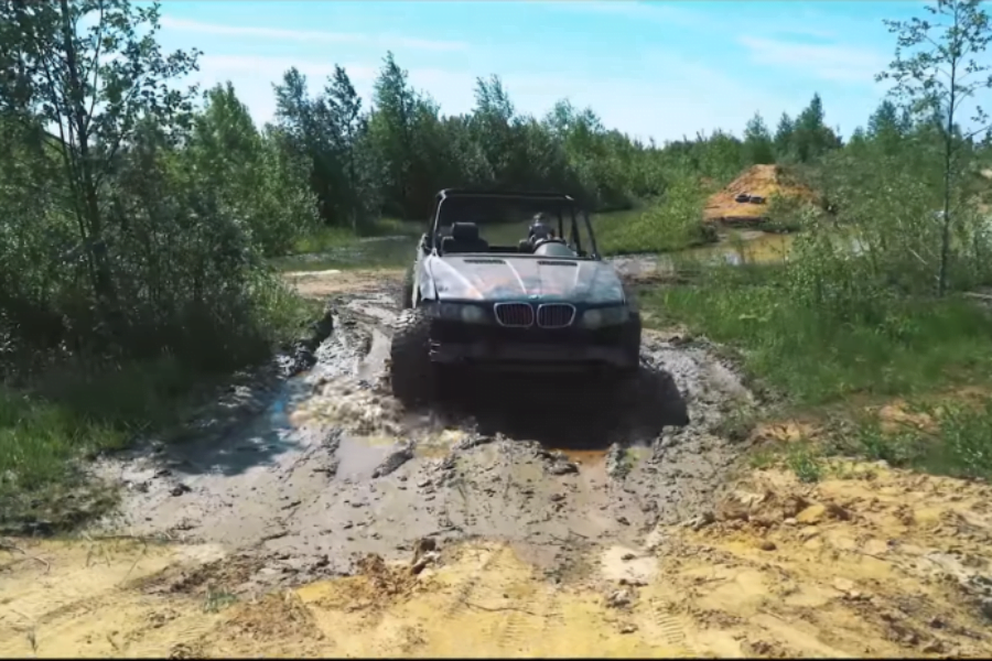 Αυτή η BMW X5 δεν κολλάει πουθενά! (+video)