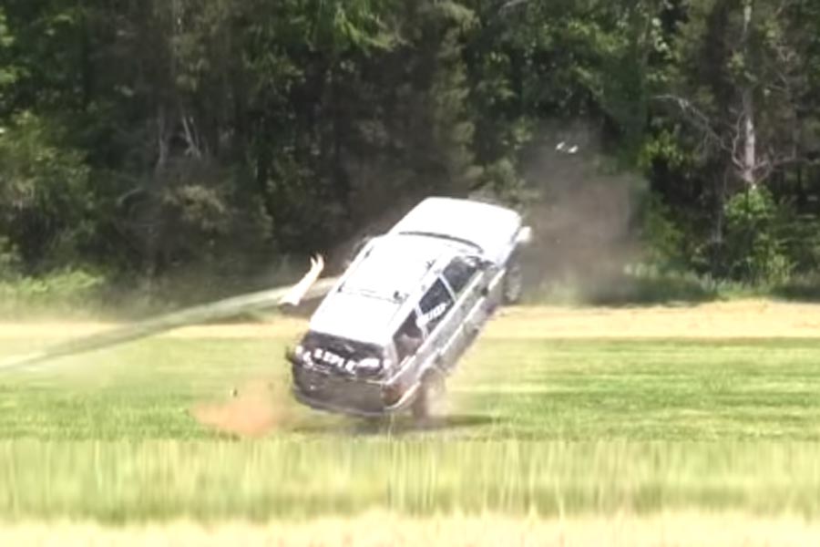 Jeep τα βάζει με δέντρο και… το μετανιώνει (+video)