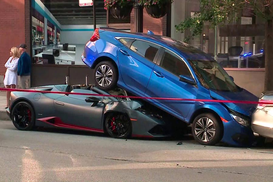 Πάρκαρε τη Lamborghini κάτω από το Civic (+video)