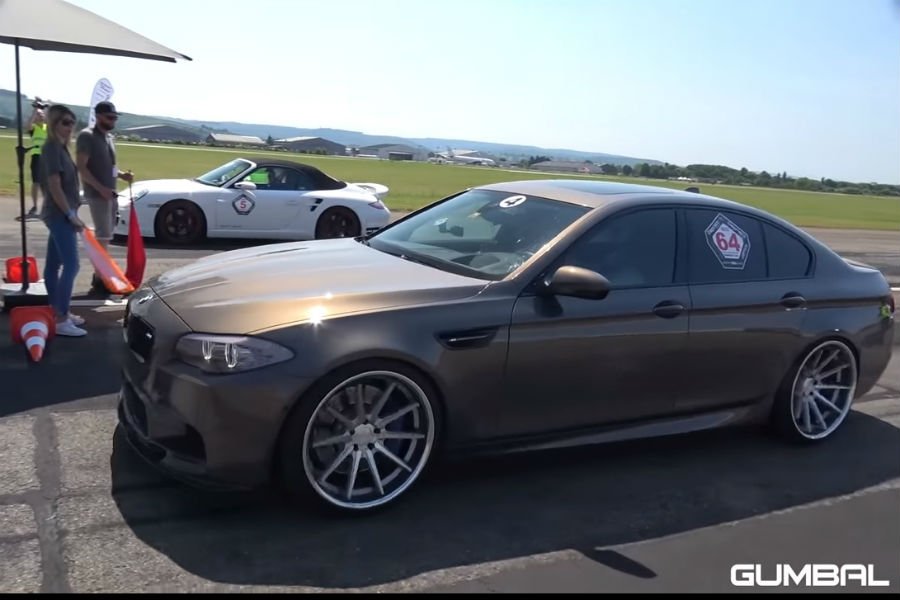 Βελτιωμένη BMW M5 720 ίππων τα βάζει με supercars (+video)