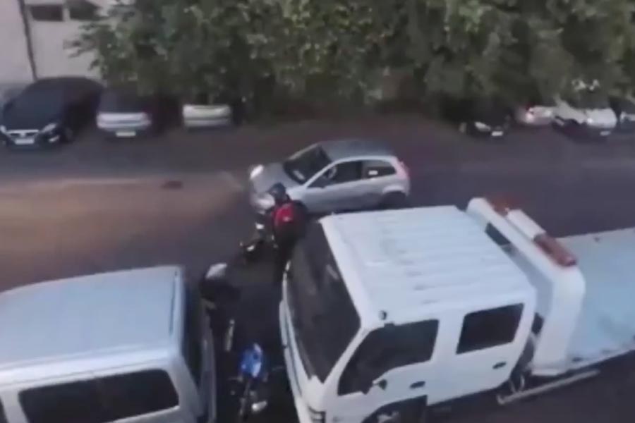 Ήρωας: Θυσίασε το αυτοκίνητό του για να εμποδίσει κλέφτες (+video)
