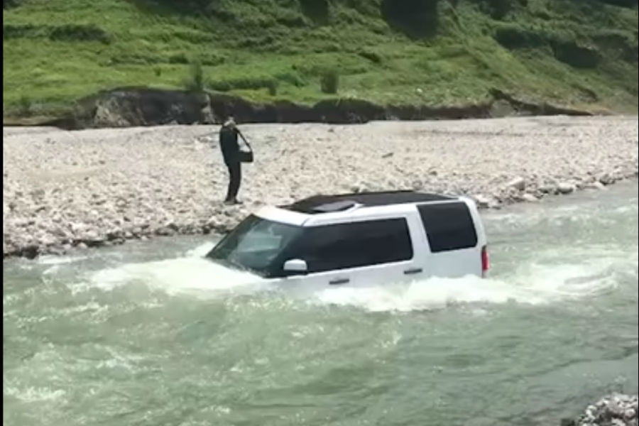 Τσιγκούνης πήγε για πλύσιμο το αυτοκίνητο στο ποτάμι! (+video)