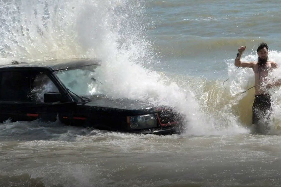 Range Rover Sport βυθίστηκε στη θάλασσα (+video)