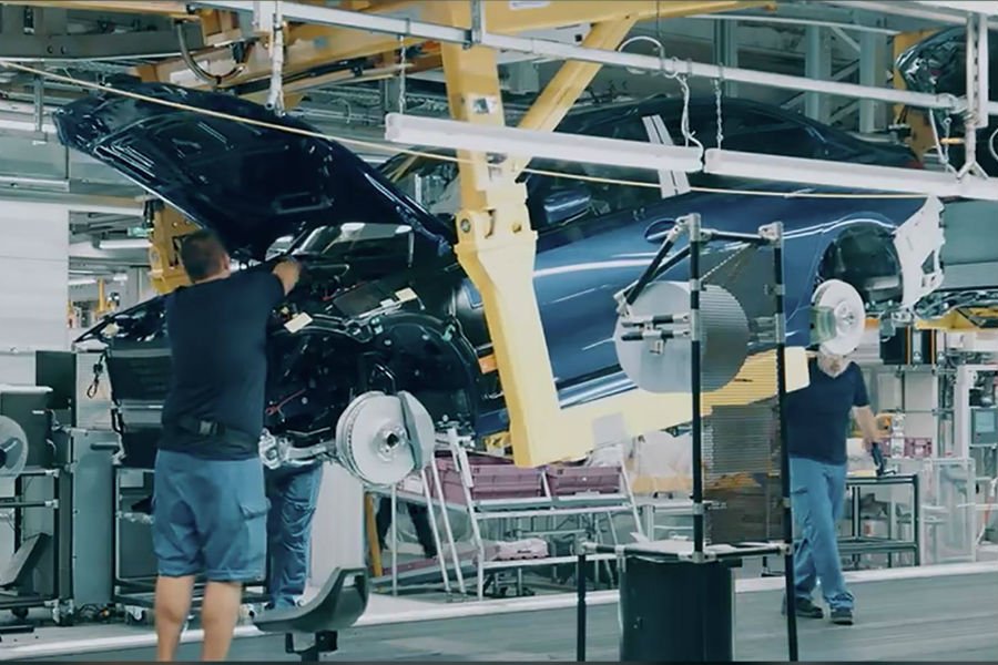 Έτοιμη για…αποκαλύψεις η νέα BMW Σειρά 3 (+video)