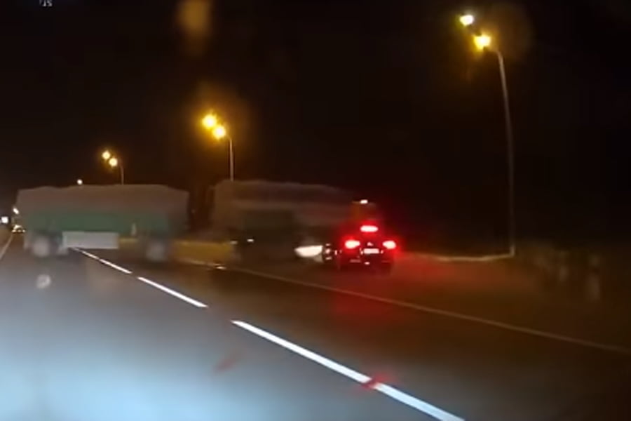 Τράκαρε με 200 χλμ./ώρα πάνω σε φορτηγό και έζησε (+video)