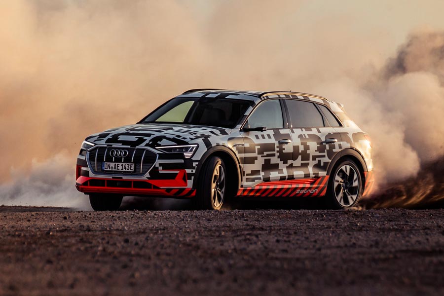 Drifting στην έρημο με το ηλεκτρικό Audi e-tron (+videos)