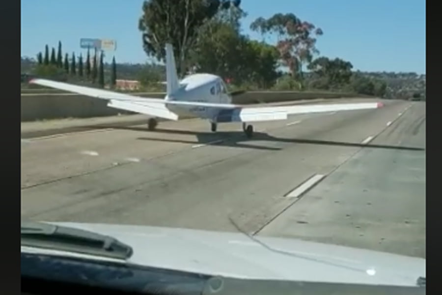 Αεροπλάνο προσγειώθηκε σε αυτοκινητόδρομο (+video)