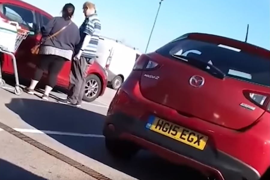 Ζευγάρι προσπαθεί για ώρα να ανοίξει λάθος αυτοκίνητο (+video)